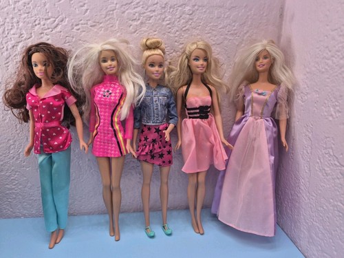 Barbie lot dolls - of,